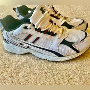 Men’s athletic shoe size 9